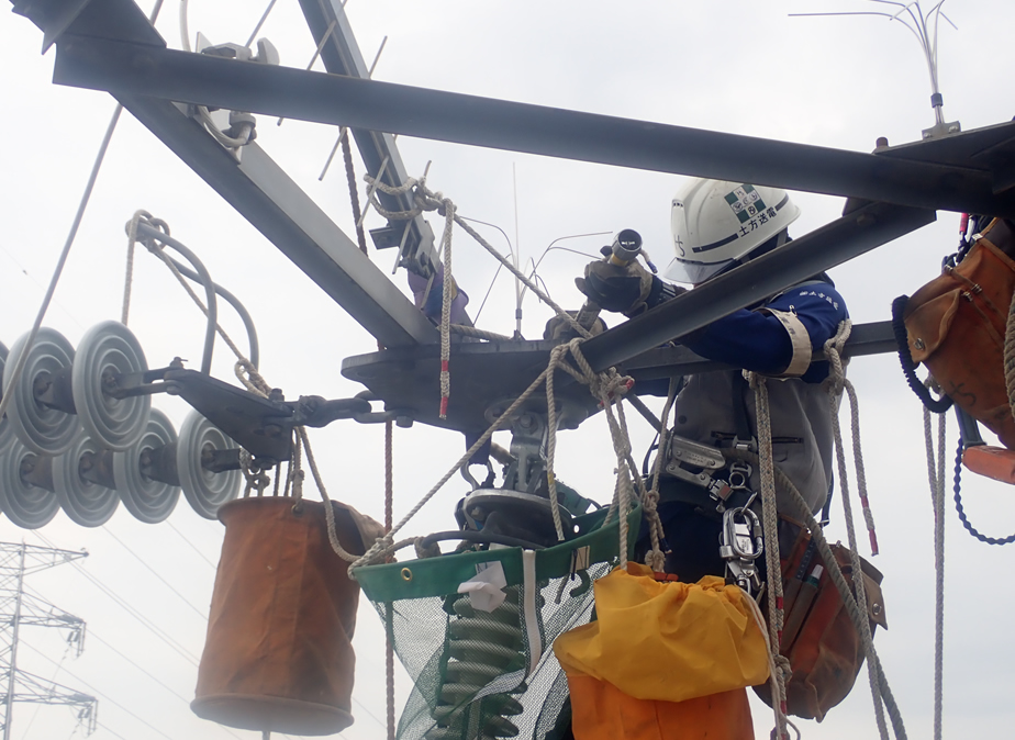 電線工事の写真